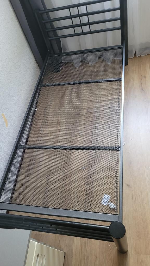 2 meter bij 90cm 2 spiraal bedden - Stevig en comfortabel, Gebruikt, Eenpersoons, Zwart, Ophalen of Verzenden