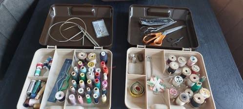 2X OUDE CURVER NAAI-DOOS +INHOUD o.a 15 houten klossen garen, Ophalen of Verzenden