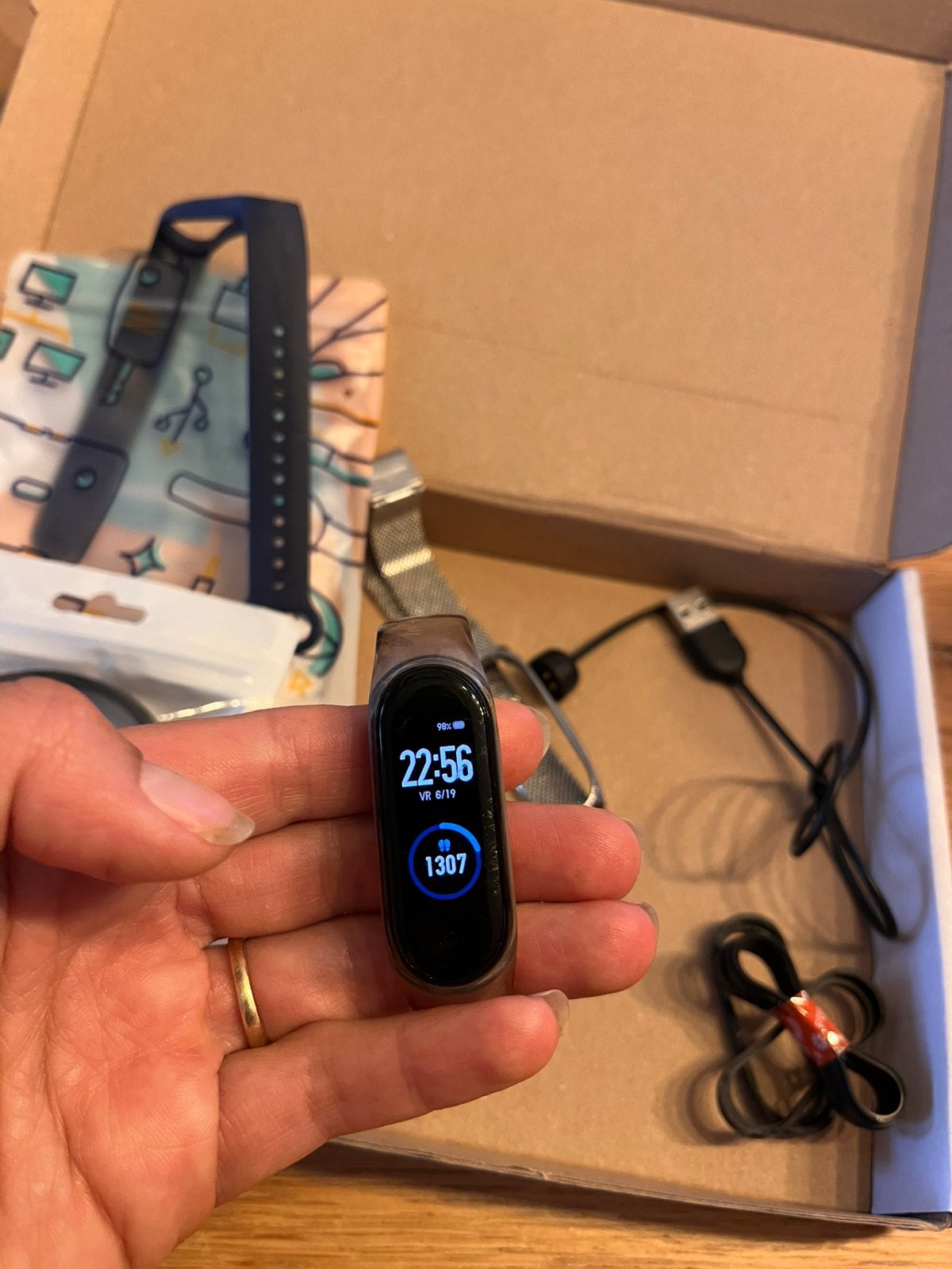 Xiaomi Mi Band 5 smartwatch met accessoires, Gebruikt, Afstand, Zwart, Ophalen of Verzenden
