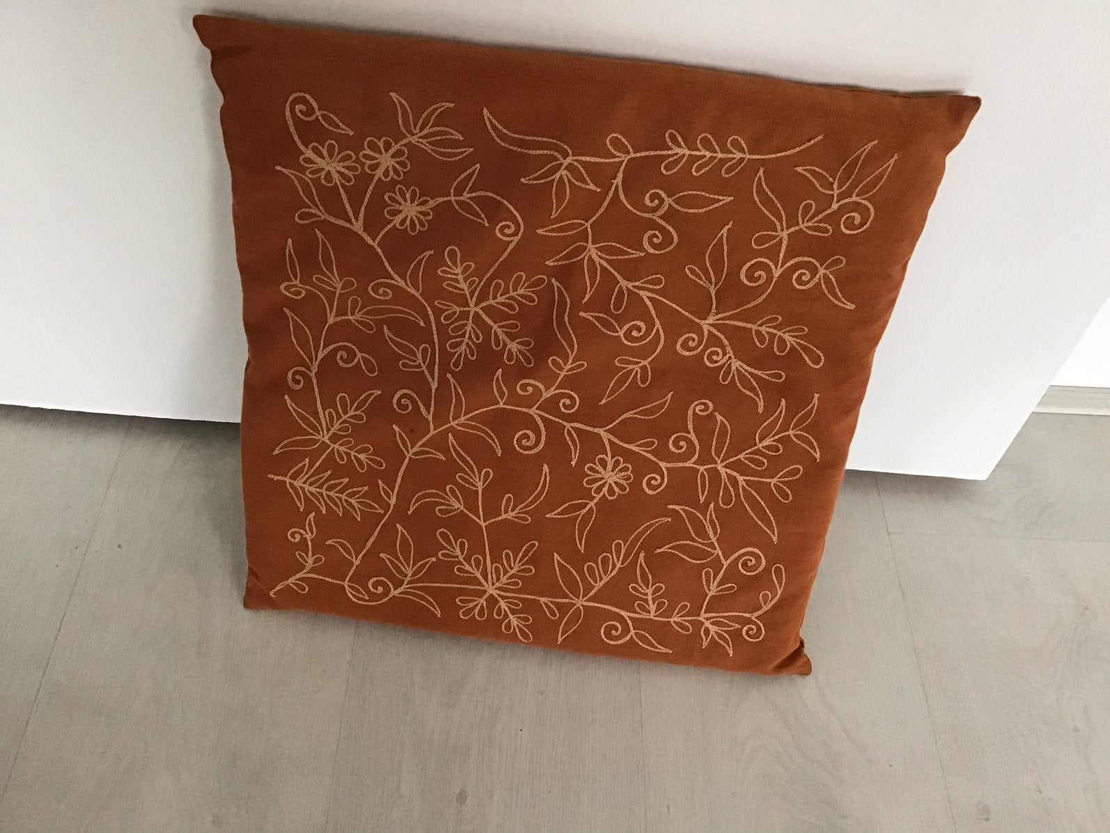 Decoratief kussen met geborduurd bloemenpatroon, Huis en Inrichting, Ophalen, Zo goed als nieuw, Bruin, Vierkant