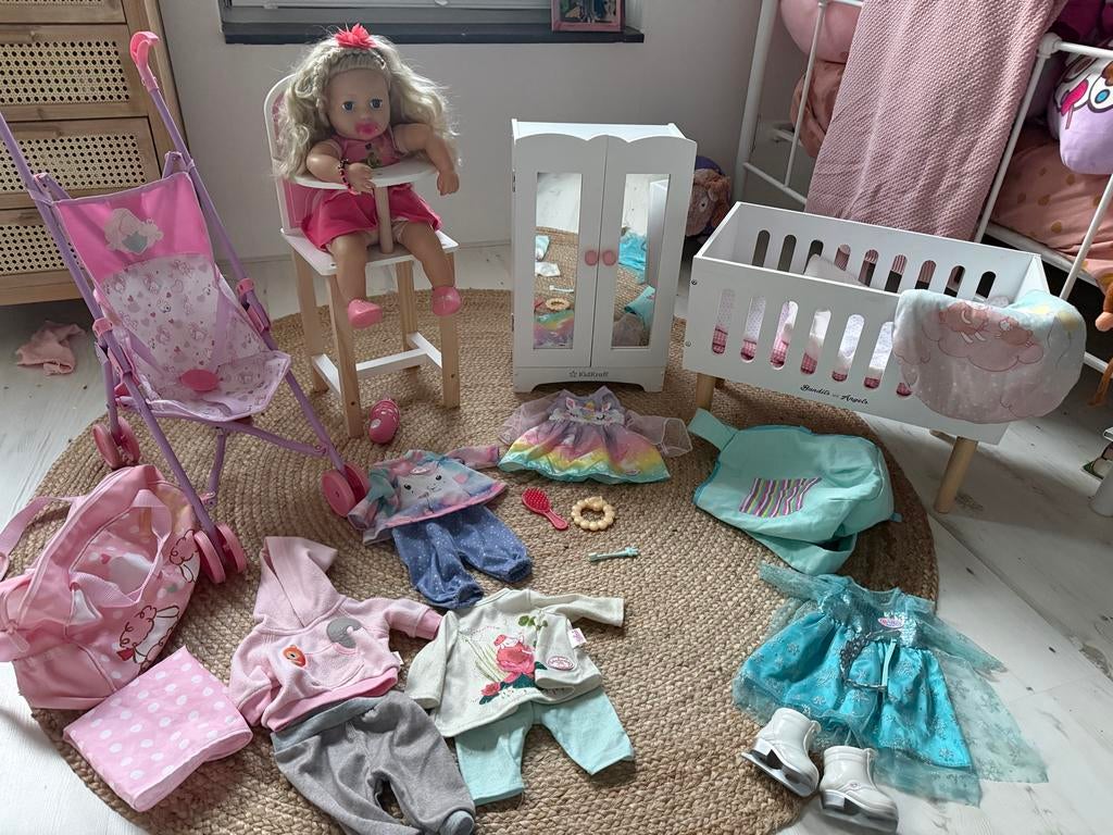Pop met uitgebreide toebehoren: kinderwagen, bedje, kleding, Ophalen of Verzenden, Gebruikt, Babypop