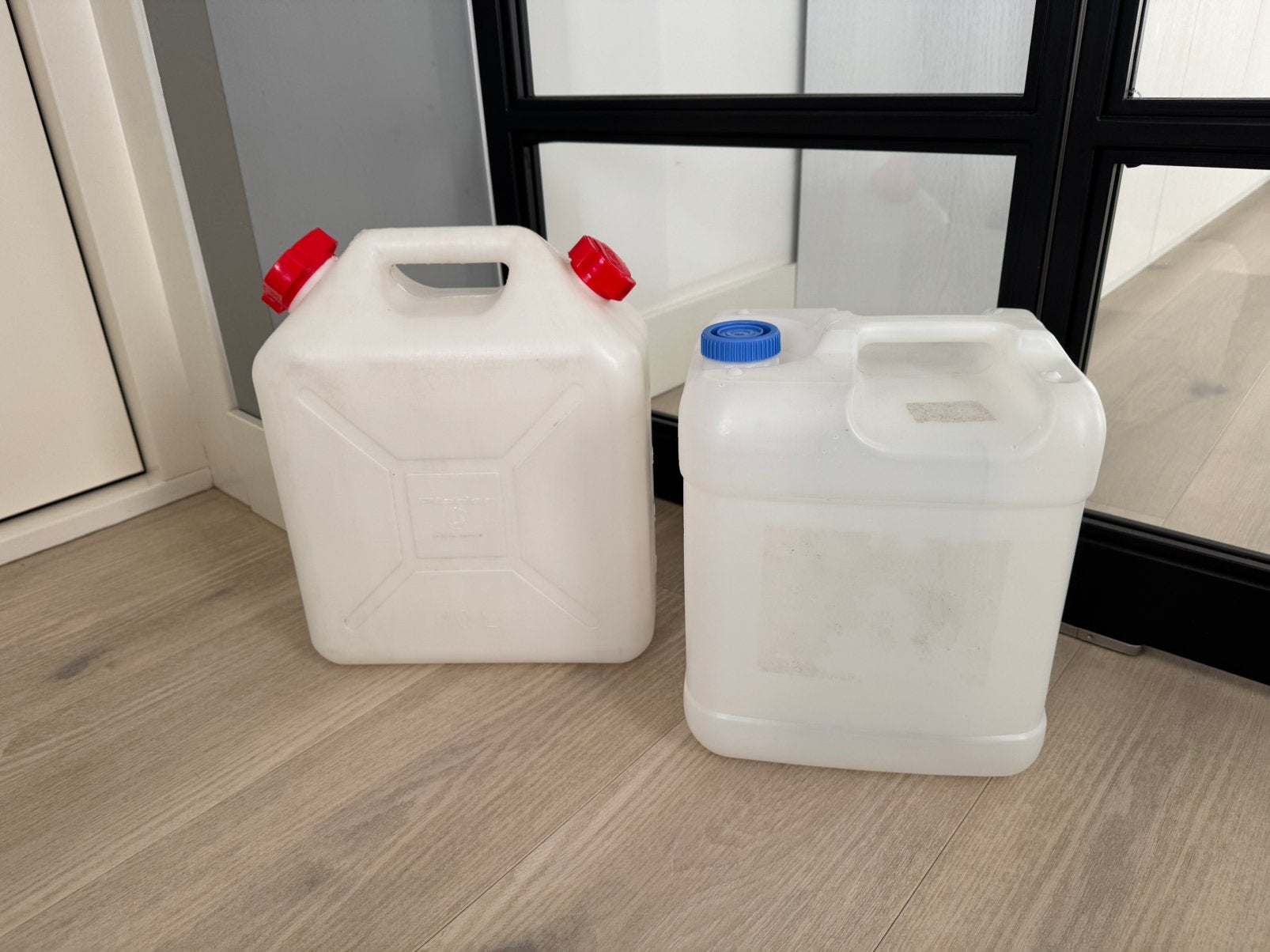 2x 10 liter jerrycans, Ophalen of Verzenden, Zo goed als nieuw