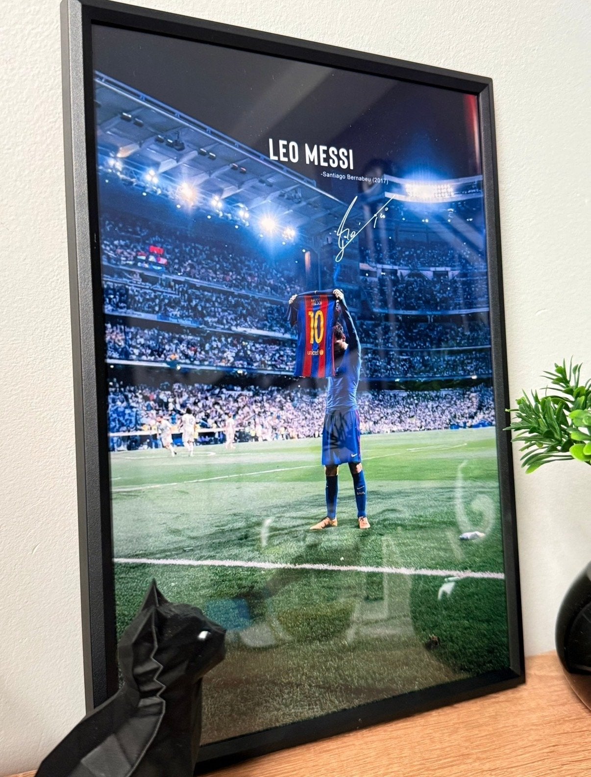 Ingelijste Messi Poster - Santiago Bernabéu (2017) A4, 50 – 75, Ophalen of Verzenden, Zo goed als nieuw, Foto of Poster