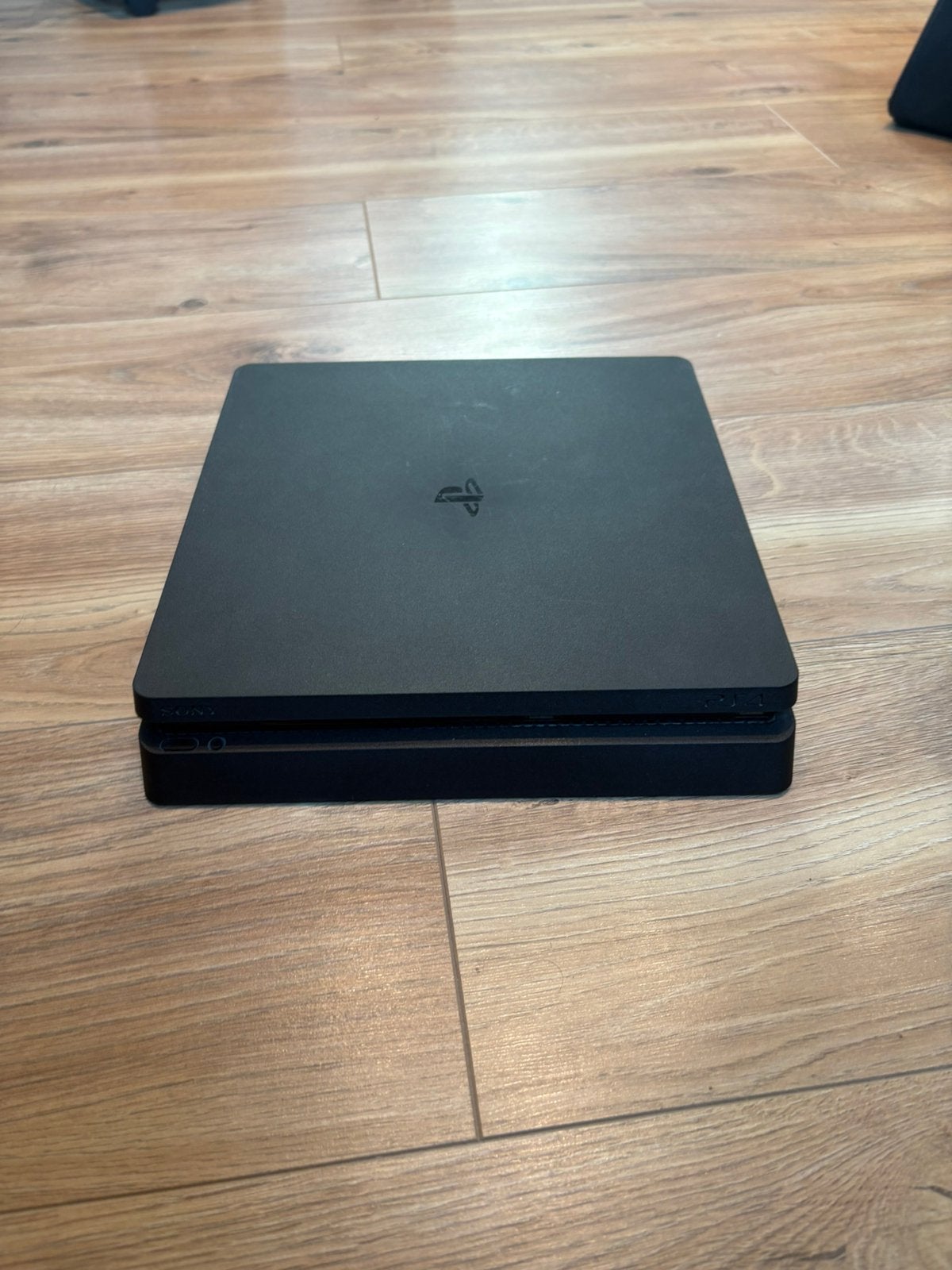 PS4 Slim + Razer Raiju Tournament Edition + 8 games, Spelcomputers en Games, Spelcomputers | Sony PlayStation 4, Zo goed als nieuw
