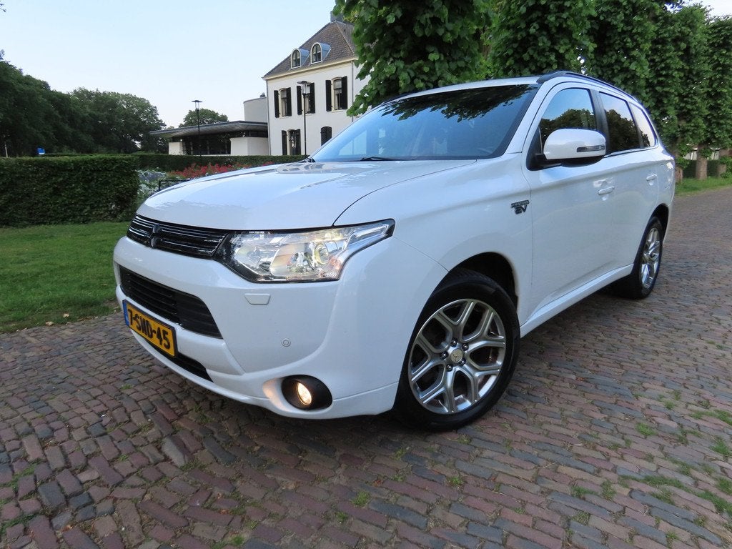 Mitsubishi Outlander 2.0 PHEV Instyle+ Leer Schuif/Kanteldak, Auto's, Mitsubishi, Automaat, Zwart, 4 cilinders, Wit