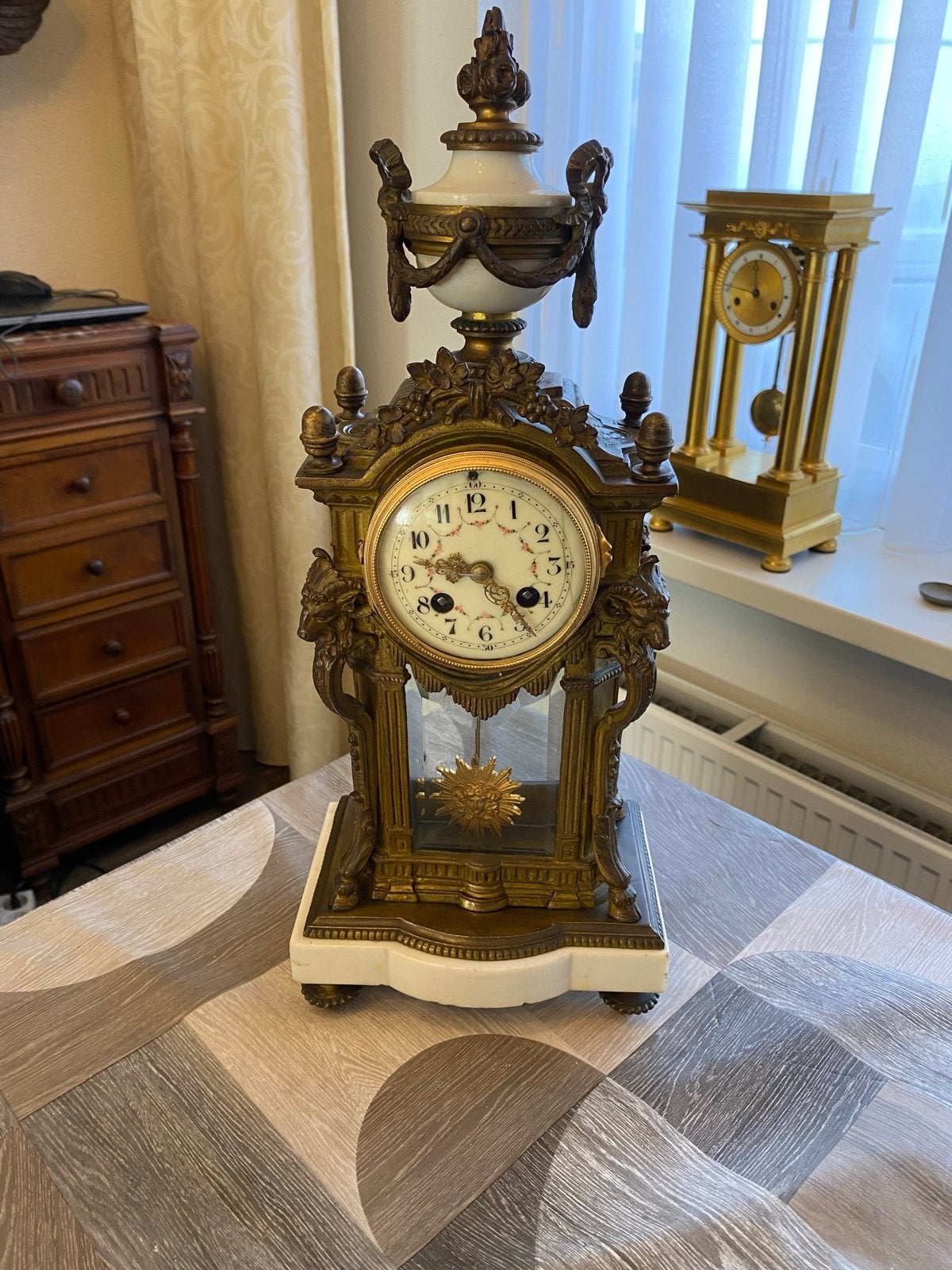 Antieke Franse bronzen pendule met marmeren voet, Antiek en Kunst, Ophalen of Verzenden