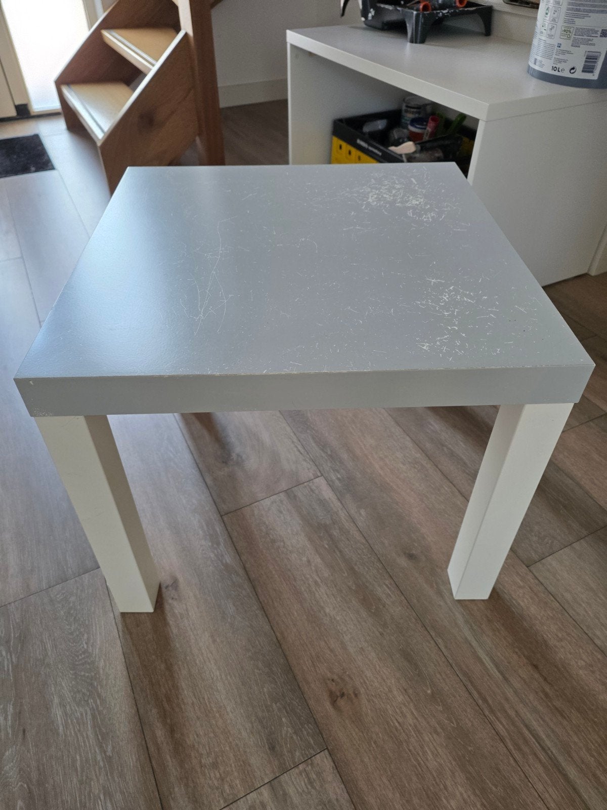 Grijze bijzettafel met witte poten, Ophalen, Minder dan 45 cm, Gebruikt, Vierkant