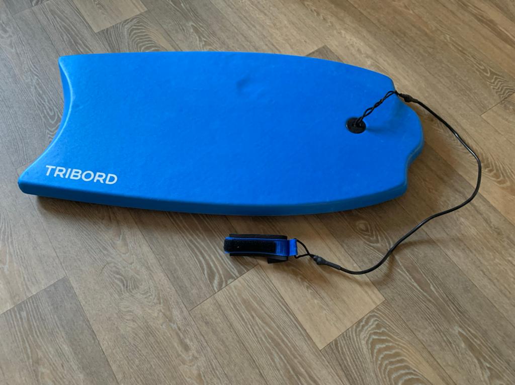 Tribord Bodyboard met Leash - Blauw (84 cm), Ophalen, Zo goed als nieuw, Overige typen, Met koord