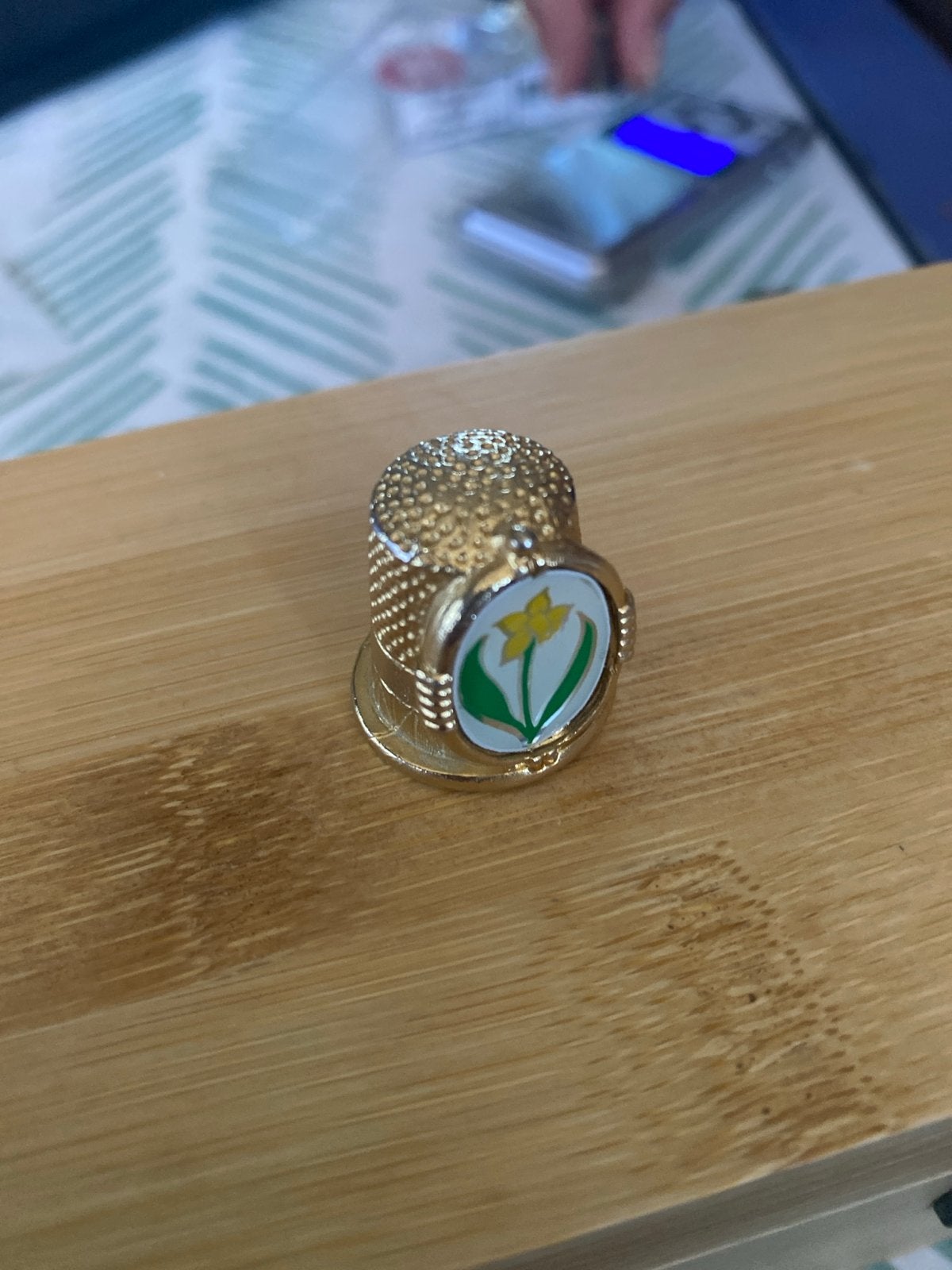 Gouden vingerhoedje met bloemmotief 10 karaat, Ophalen of Verzenden, Zo goed als nieuw