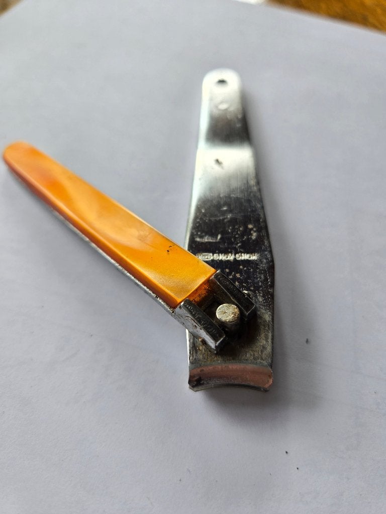 Nagelknipper met vijl 10cm metaal celluloid heft 1968, Ophalen of Verzenden, Gebruikt, Overige typen