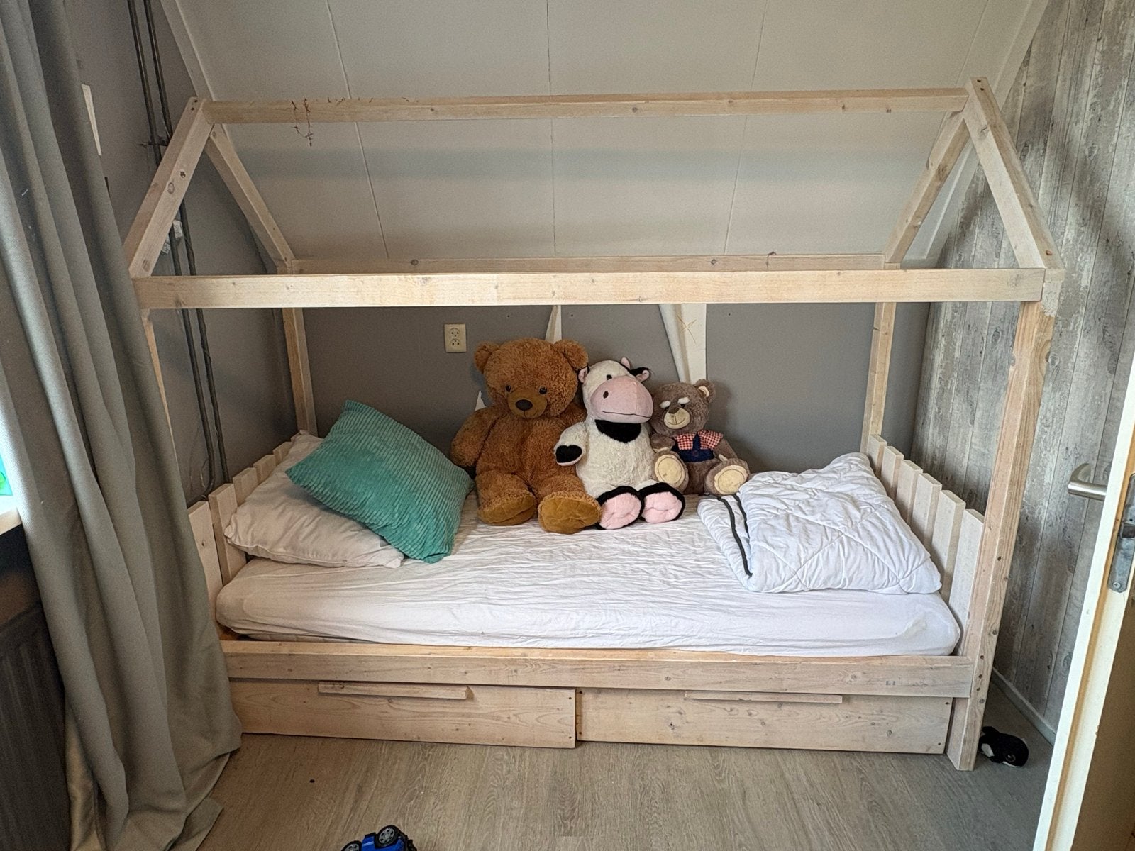 Houten kinderbed huisje met lades en matras, Ophalen, 85 tot 100 cm, Gebruikt, Matras
