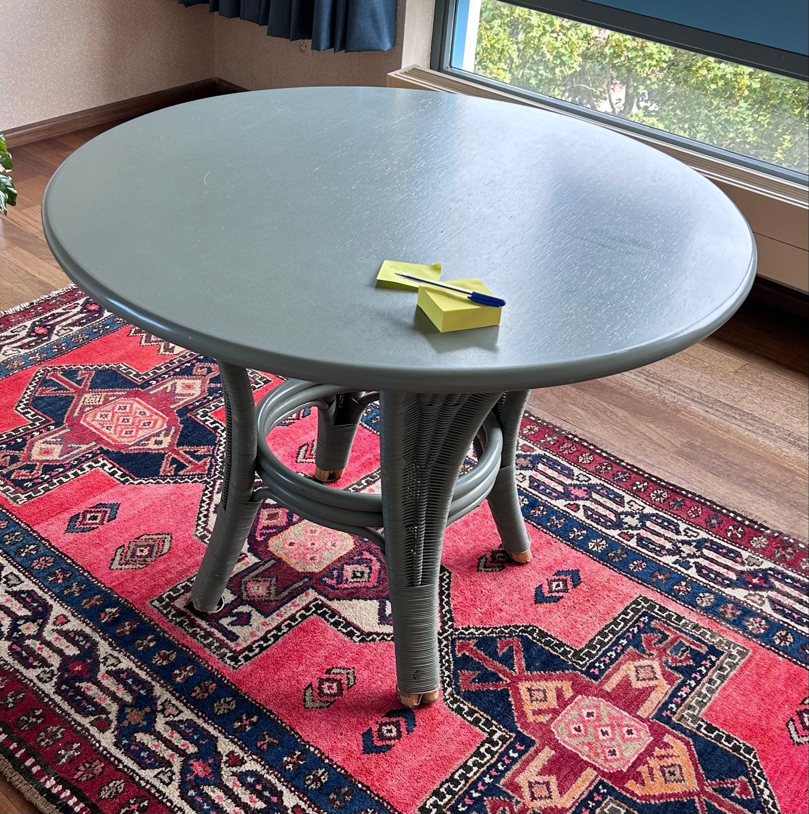 Ronde tafel met rotan onderstel - Grijs/Groen, Ophalen, Overige materialen, Gebruikt, 100 tot 150 cm