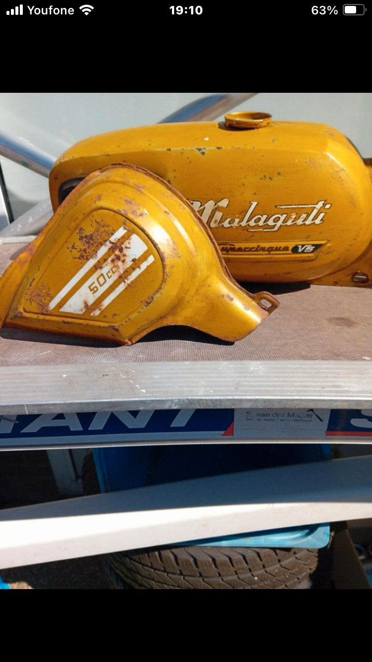 Malaguti V5 tank en kastje . € 125,00, Fietsen en Brommers, Ophalen of Verzenden, Zo goed als nieuw, Tank, Overige merken