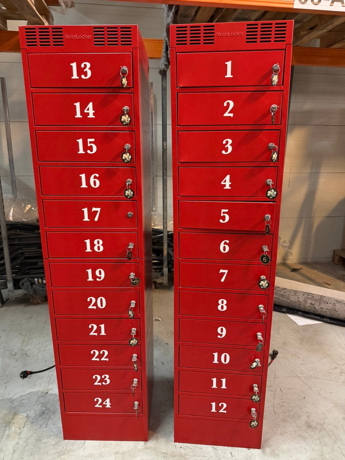 Lockerkasten rood met stroom, Ophalen, Zo goed als nieuw