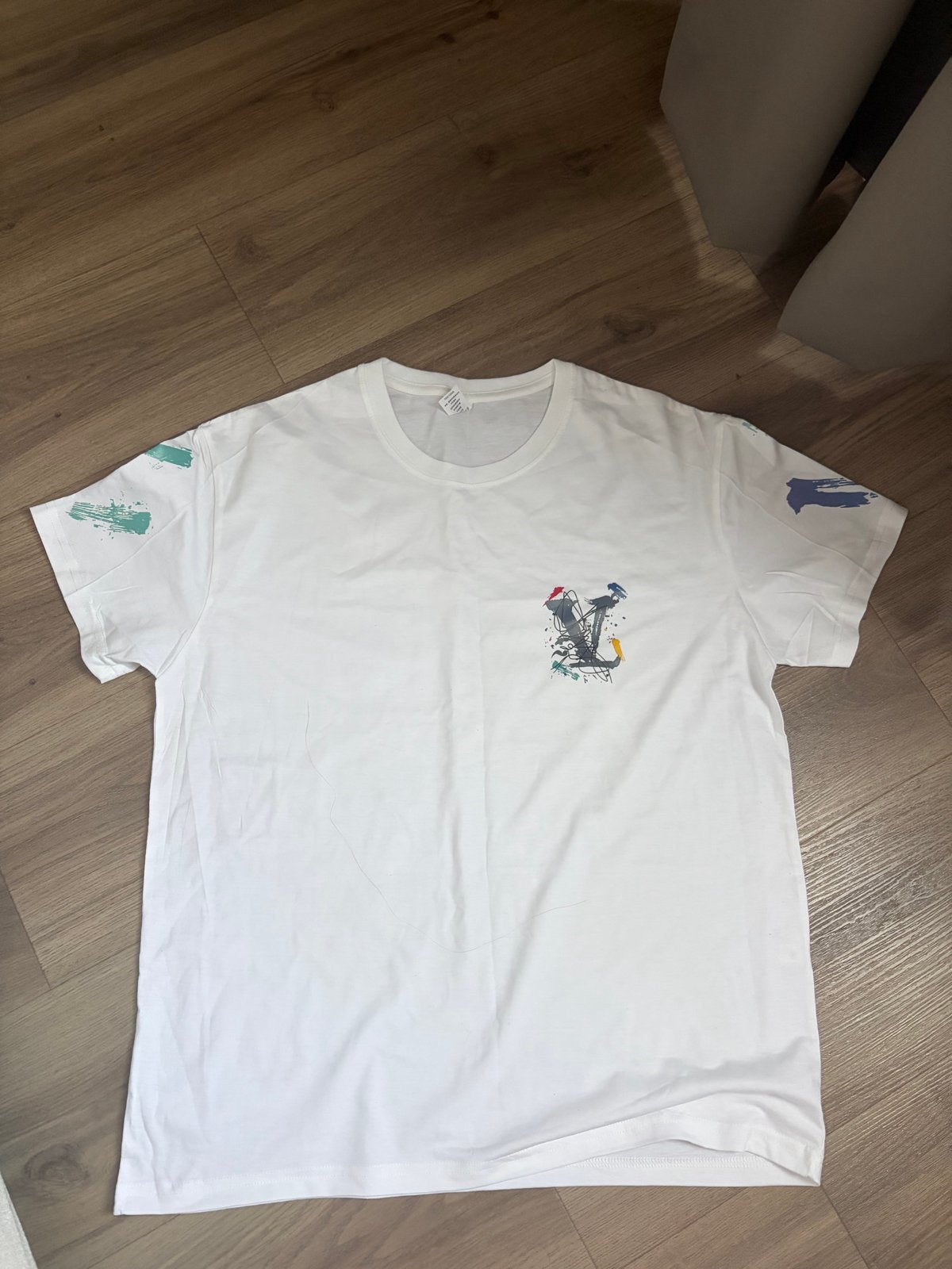 Louis Vuitton T-shirt met 'V' print en verfspatten, Kleding | Heren, T-shirts, Ophalen of Verzenden, Zo goed als nieuw, Maat 48/50 (M)