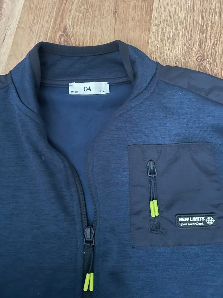C&A Vest Maat 140 - Blauw met Neon Details, Ophalen of Verzenden, Zo goed als nieuw, Jongen, Trui of Vest