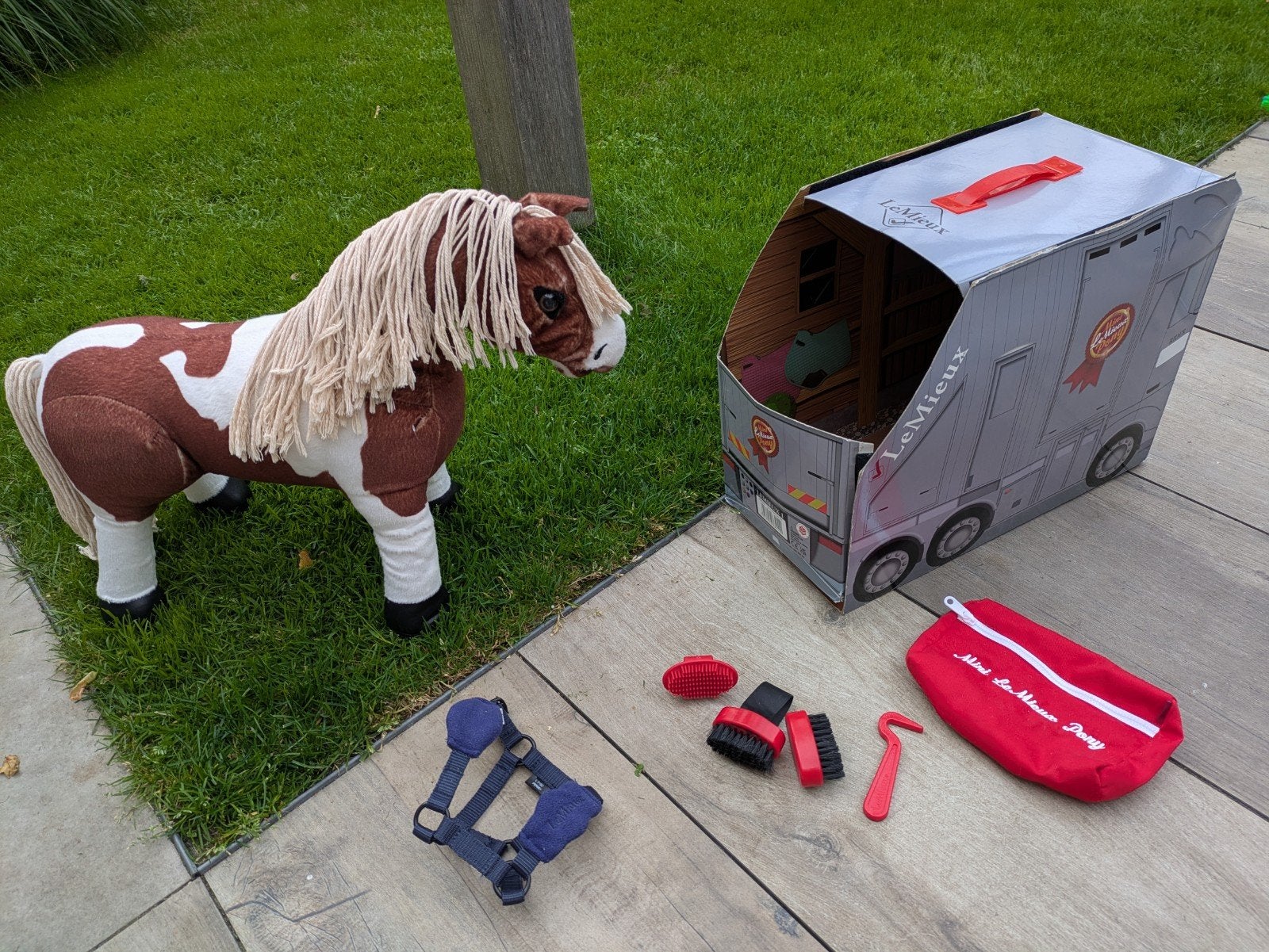 Lemieux toy pony mini paard + halster, trailer, poetstas, Paard, Overige merken, Overige karakters, Met kleding of accessoire