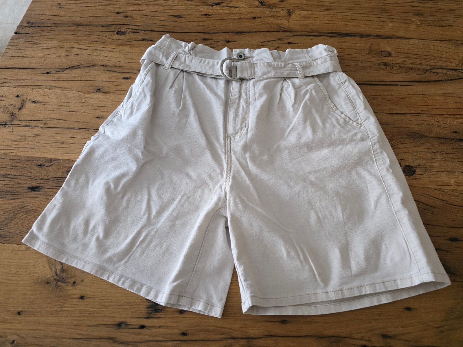 Te koop beige korte dames broek, merk Geisha, maat L., Beige, Maat 42/44 (L), Ophalen of Verzenden, Zo goed als nieuw