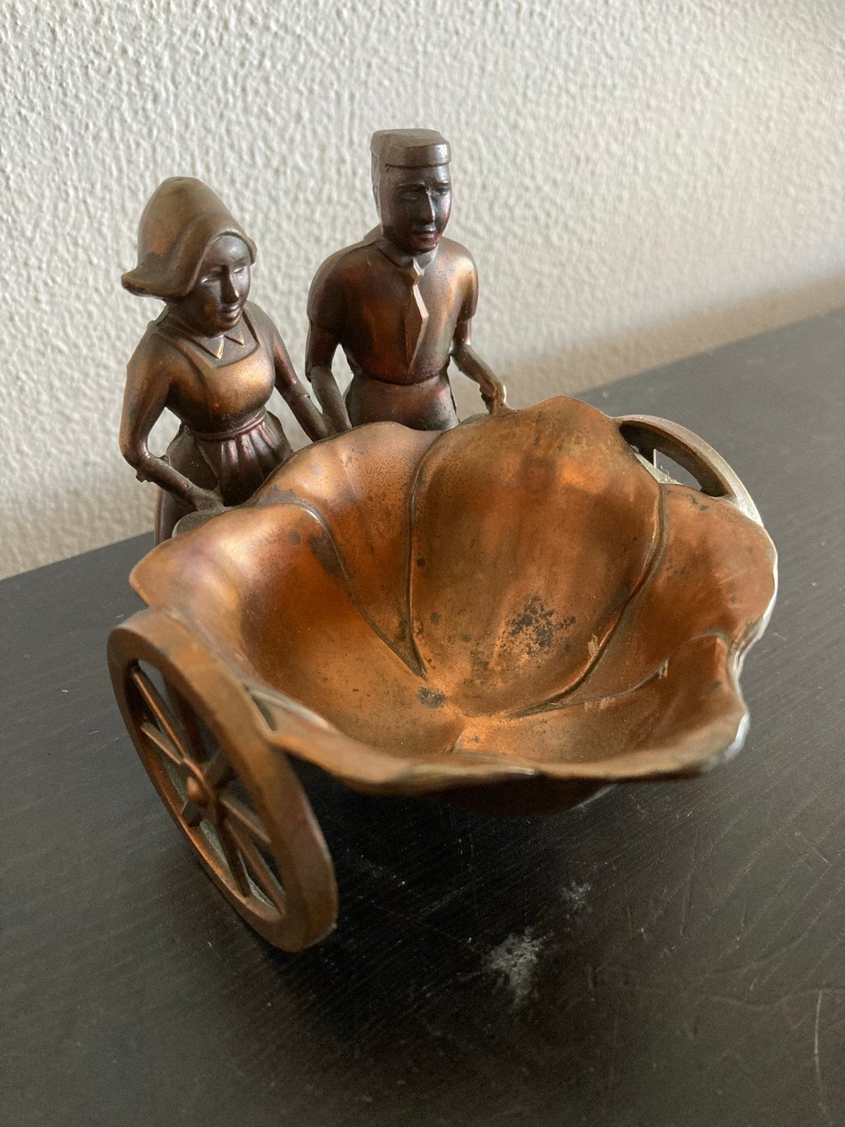 Art Nouveau Vide Poche: Klederdracht Figuren met Kar, Ophalen of Verzenden, Koper