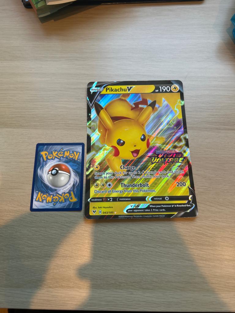 Pikachu V Jumbo Pokémon Kaart - Vivid Voltage 043/185, Ophalen of Verzenden, Zo goed als nieuw, Losse kaart