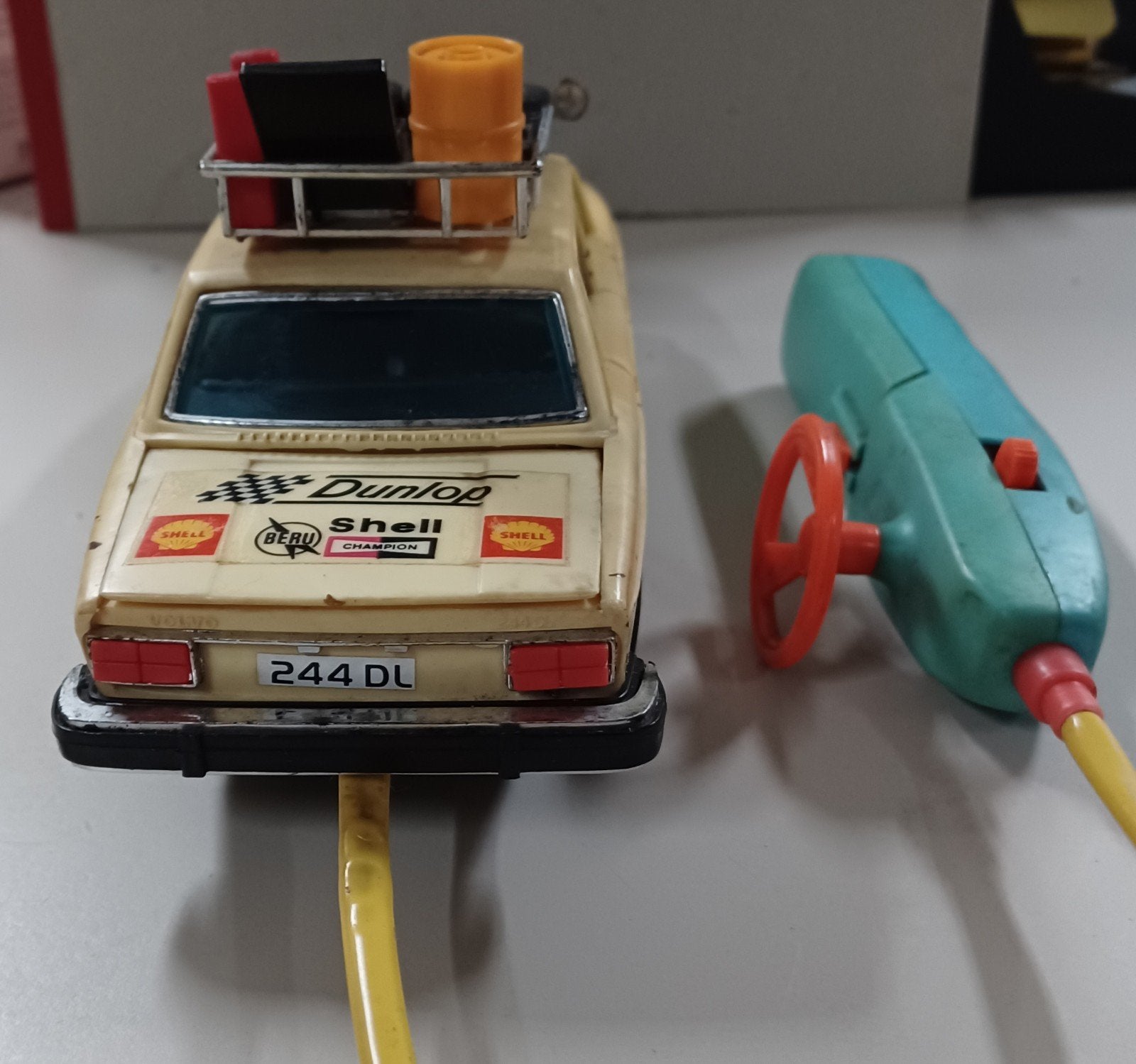 Uit verzameling kunstof Volvo 244DL met afstandbesturing., Ophalen of Verzenden, Zo goed als nieuw, Auto, Overige merken
