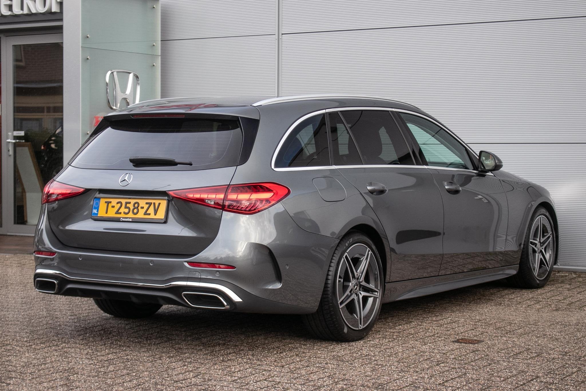 Mercedes-Benz C-klasse Estate 180 AMG Line - Stoelverw. | AM, 4 cilinders, 170 pk, 93 €/maand, Geheel digitaal combi-instrument