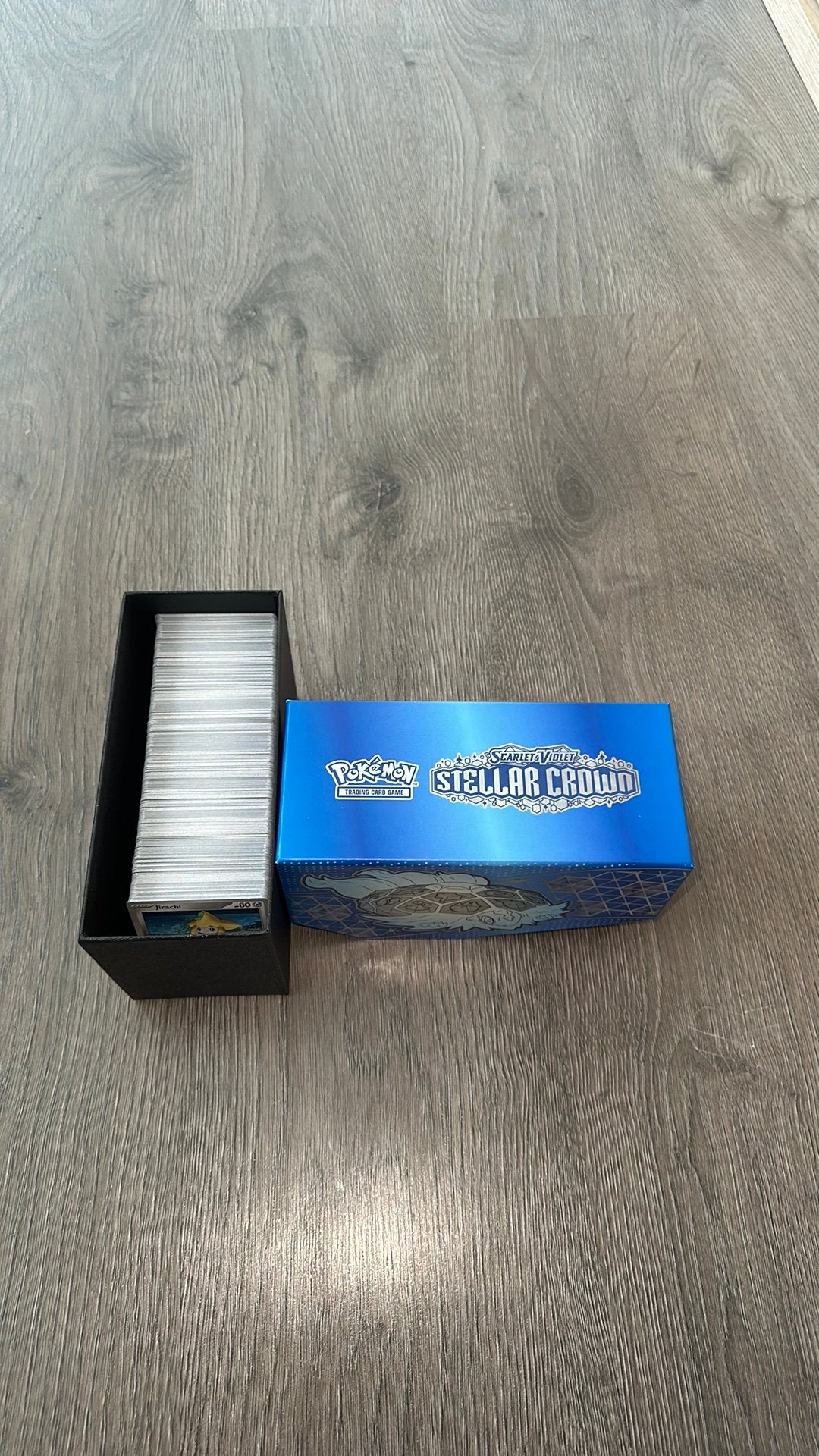 500 Pokemon Kaarten + ETB - Stellar Crown, Ophalen of Verzenden, Zo goed als nieuw