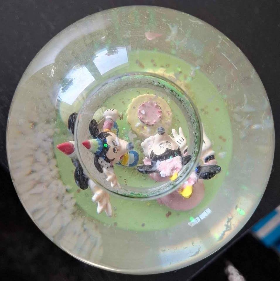 DISNEYLAND MICKEY MINNIE MOUSE SNOWGLOBE FEEST PARTY GLOBE, Ophalen of Verzenden, Mickey Mouse, Gebruikt, Beeldje of Figuurtje