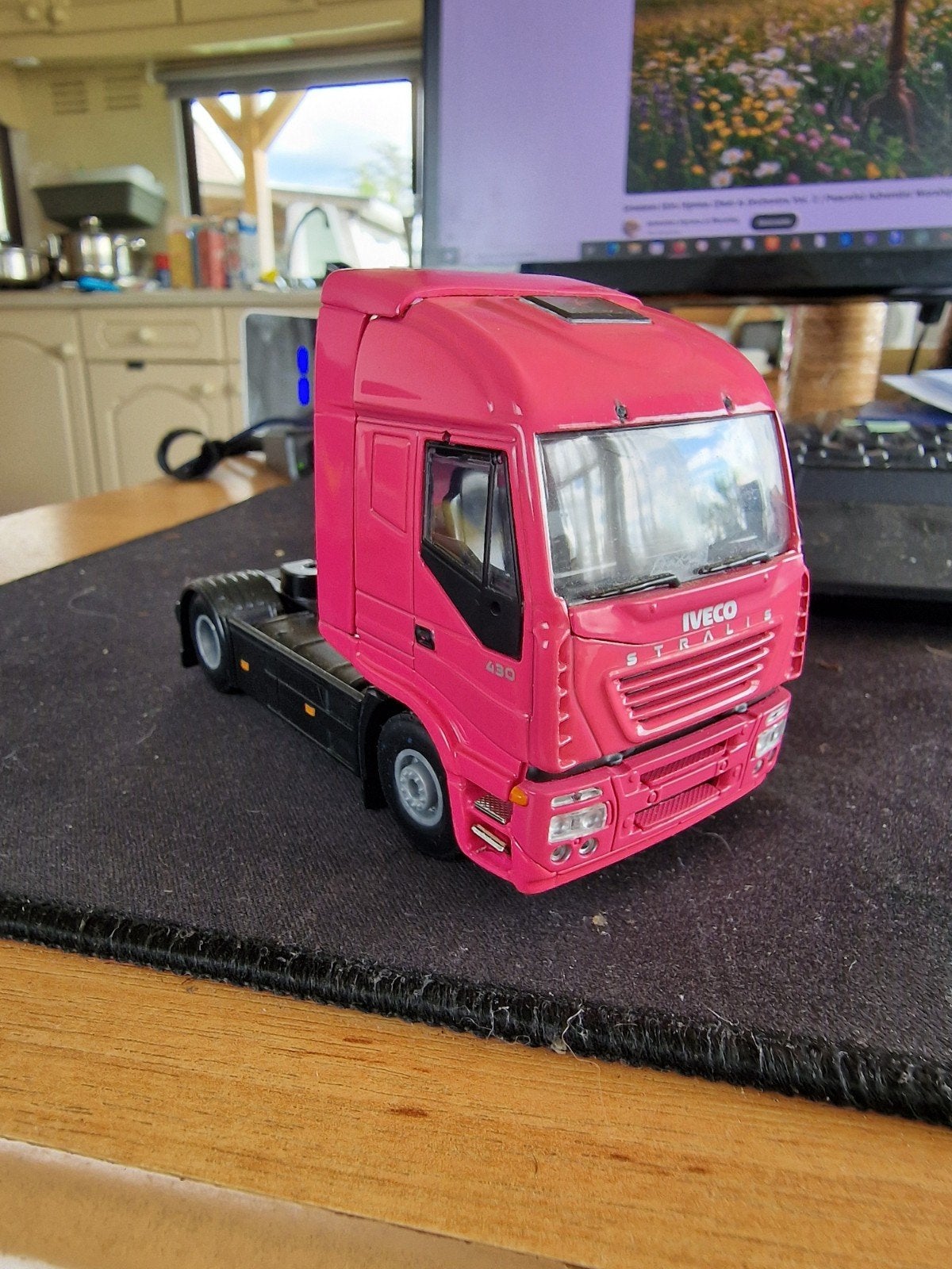 Roze IVECO Stralis 480 Trekker Model, Ophalen of Verzenden, Gebruikt
