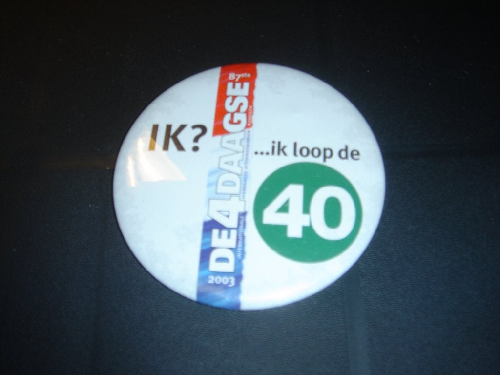 Zeldzame button 40km Militair Vierdaagse Nijmegen uit 2003, Ophalen of Verzenden, Zo goed als nieuw, Overige sporten, Poster, Plaatje of Sticker