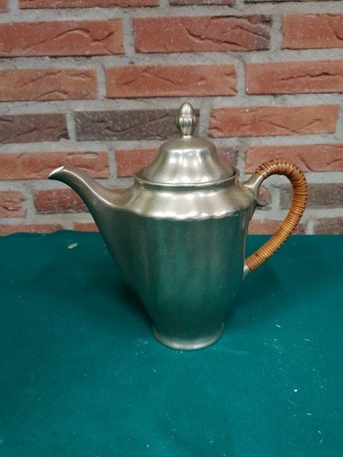 Theepot van verzilverd aardewerk met rieten handgreep, Ophalen of Verzenden