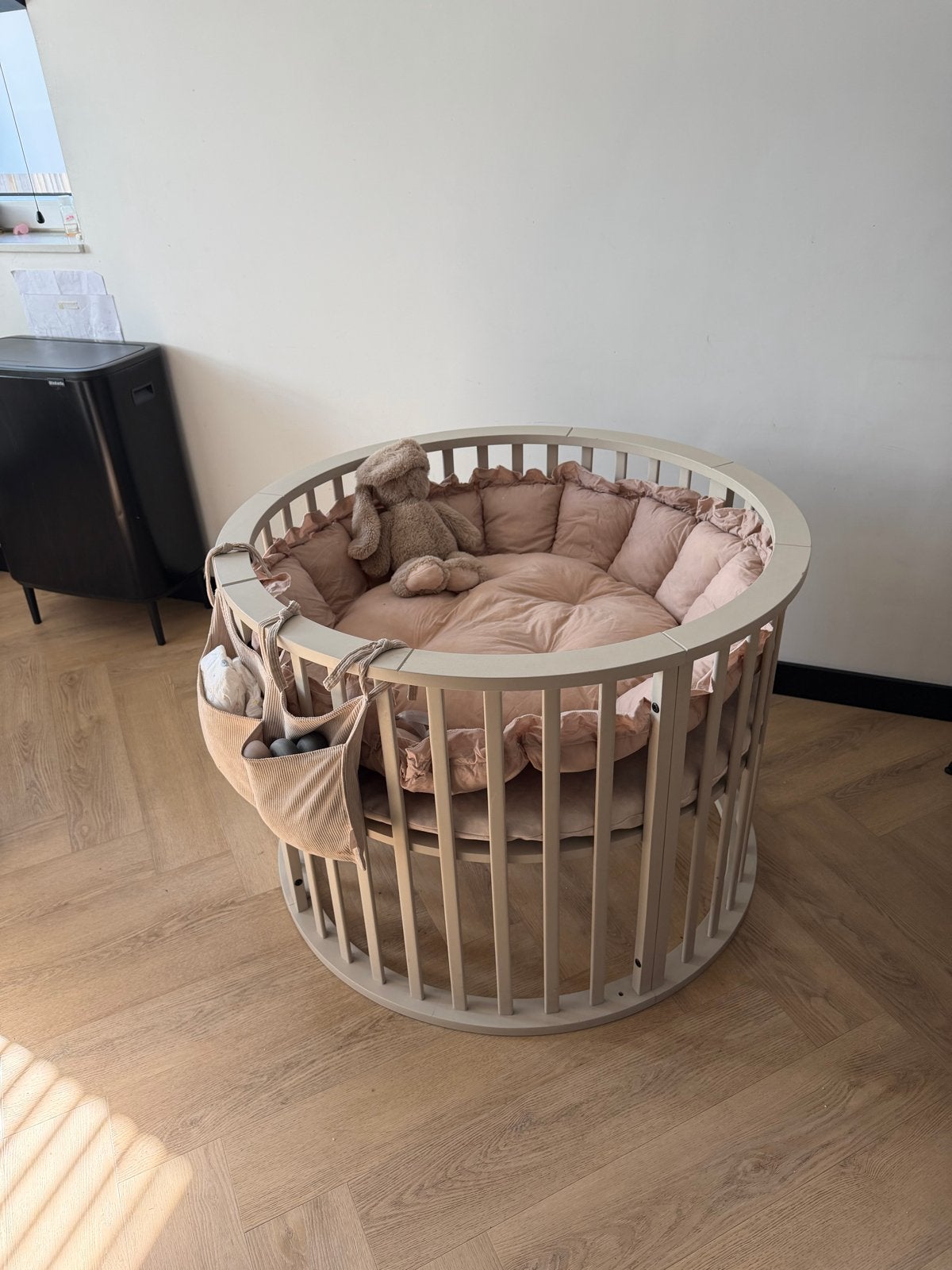 Mooie ronde box met accessoires en babynestje, Ophalen of Verzenden, Gebruikt, Rond, Boxkleed