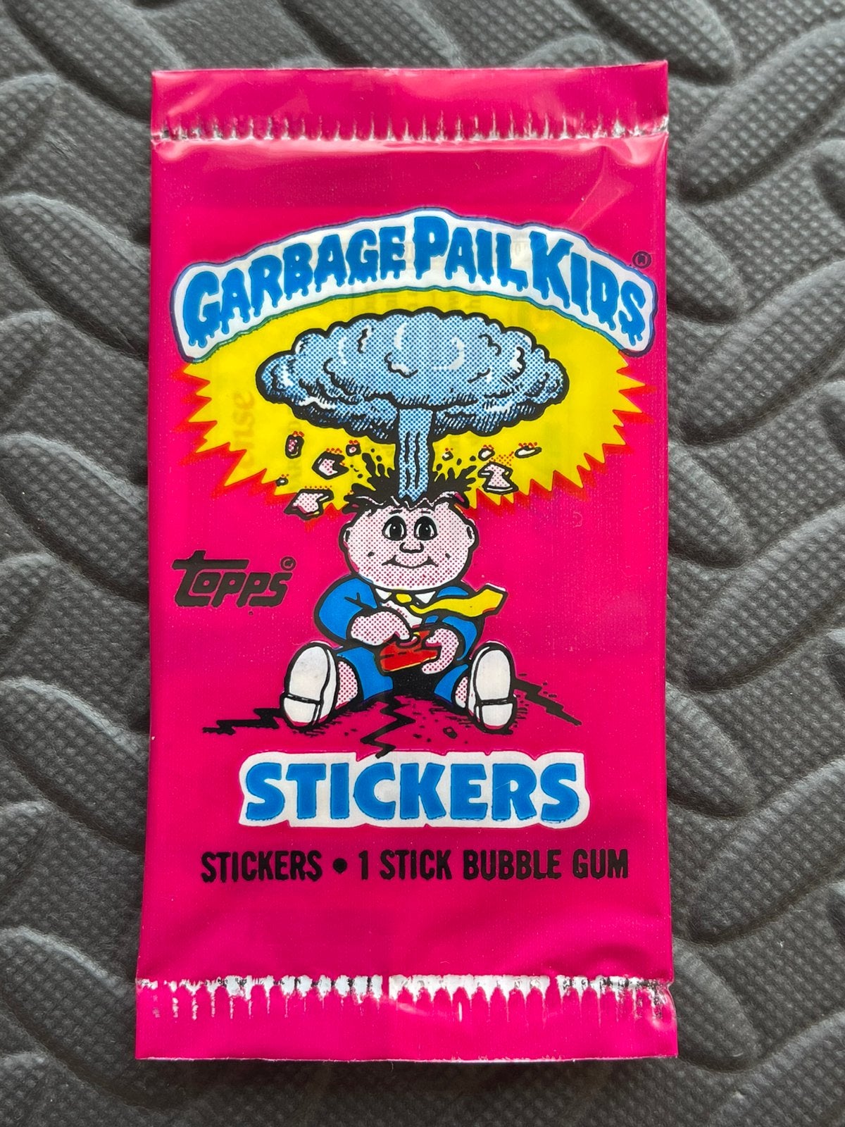 Garbage Pail Kids UK Pack 1985 Geseald #16A Weird Wendy, Ophalen of Verzenden, Zo goed als nieuw, Meerdere stickers