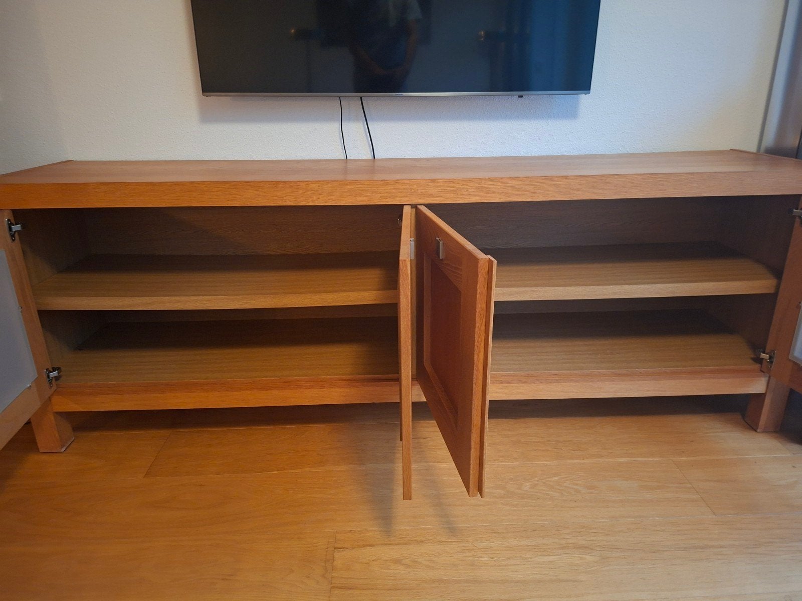 Eikenhouten dressoir met glazen en dichte deuren