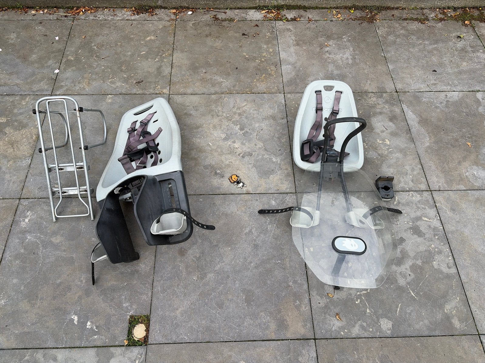 Yepp fietszitjes (voor- en achterzitje) met windscherm, Ophalen, Gebruikt, Yepp, Voetsteuntjes