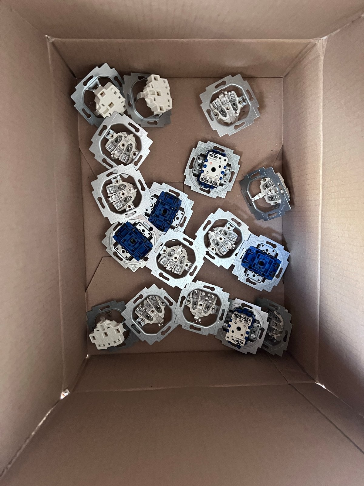 Busch-Jaeger wisselschakelaar inbouw (18 stuks), Doe-het-zelf en Verbouw, Elektra en Kabels, Ophalen of Verzenden, Nieuw, Overige merken