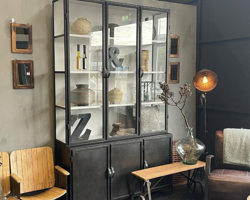 Vitrinekast exclusief zwart metaal glas 142 cm breed actie, 100 tot 150 cm, Nieuw, Ophalen of Verzenden, BUFFETKAST zwart metaal glas 142cm breed actie snel geleverd