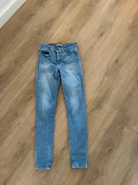 Jeans levi dames maat 30 levi's, Blauw, Ophalen of Verzenden, Zo goed als nieuw, W30 - W32 (confectie 38/40)