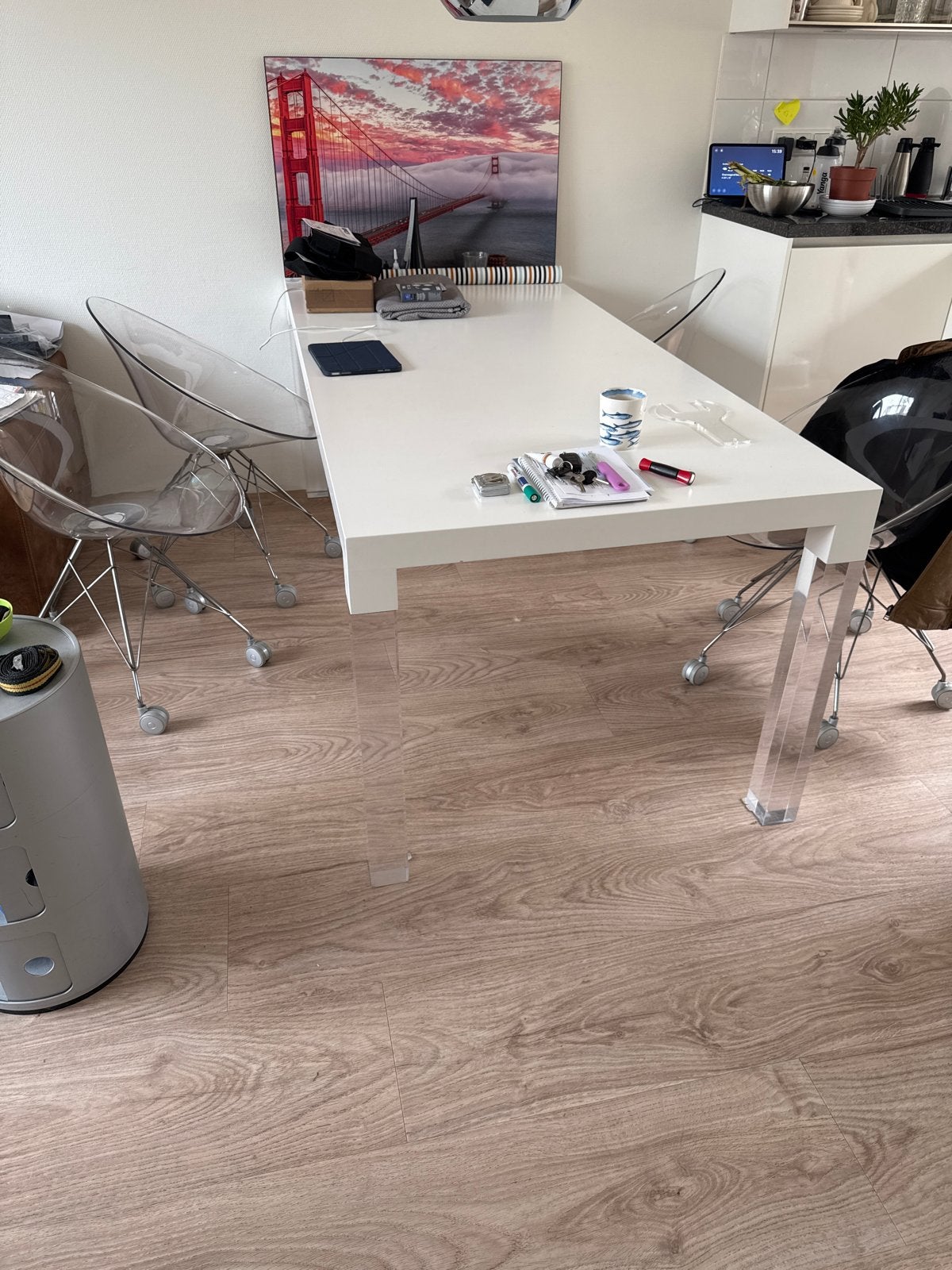 Moderne witte eettafel met transparante poten, Huis en Inrichting, Tafels | Eettafels, Gebruikt, 200 cm of meer, 50 tot 100 cm