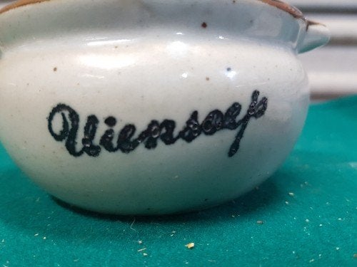 Soepkom met deksel en opschrift: Uiensoep, Ophalen of Verzenden, 'T Olde Gre-j, Info@toldegrej.nl, Endepoelstraat 20f Didam