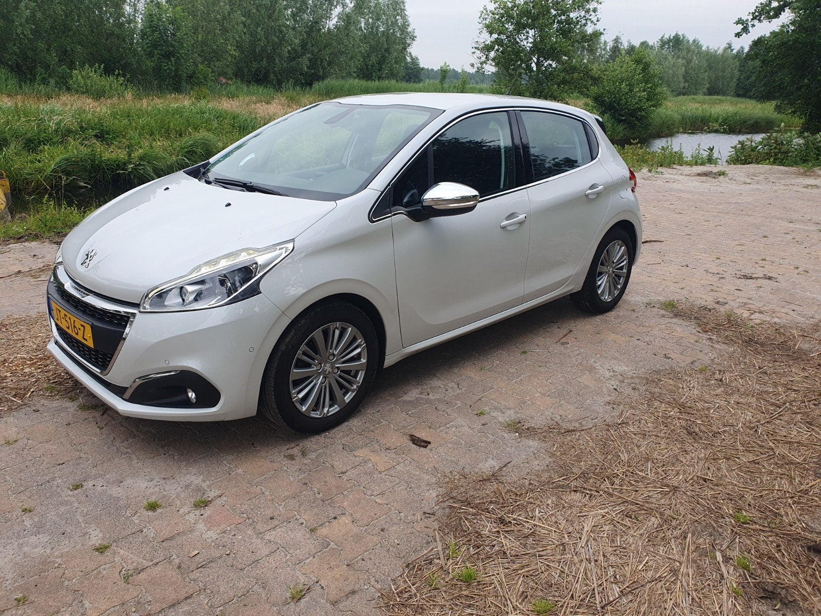 Peugeot 208 1.6 BlueHDi Allure Navi 2e Eig|Cam|CarPlay Clima, Auto's, Peugeot, Voorwielaandrijving, Stof, Zwart, 4 cilinders
