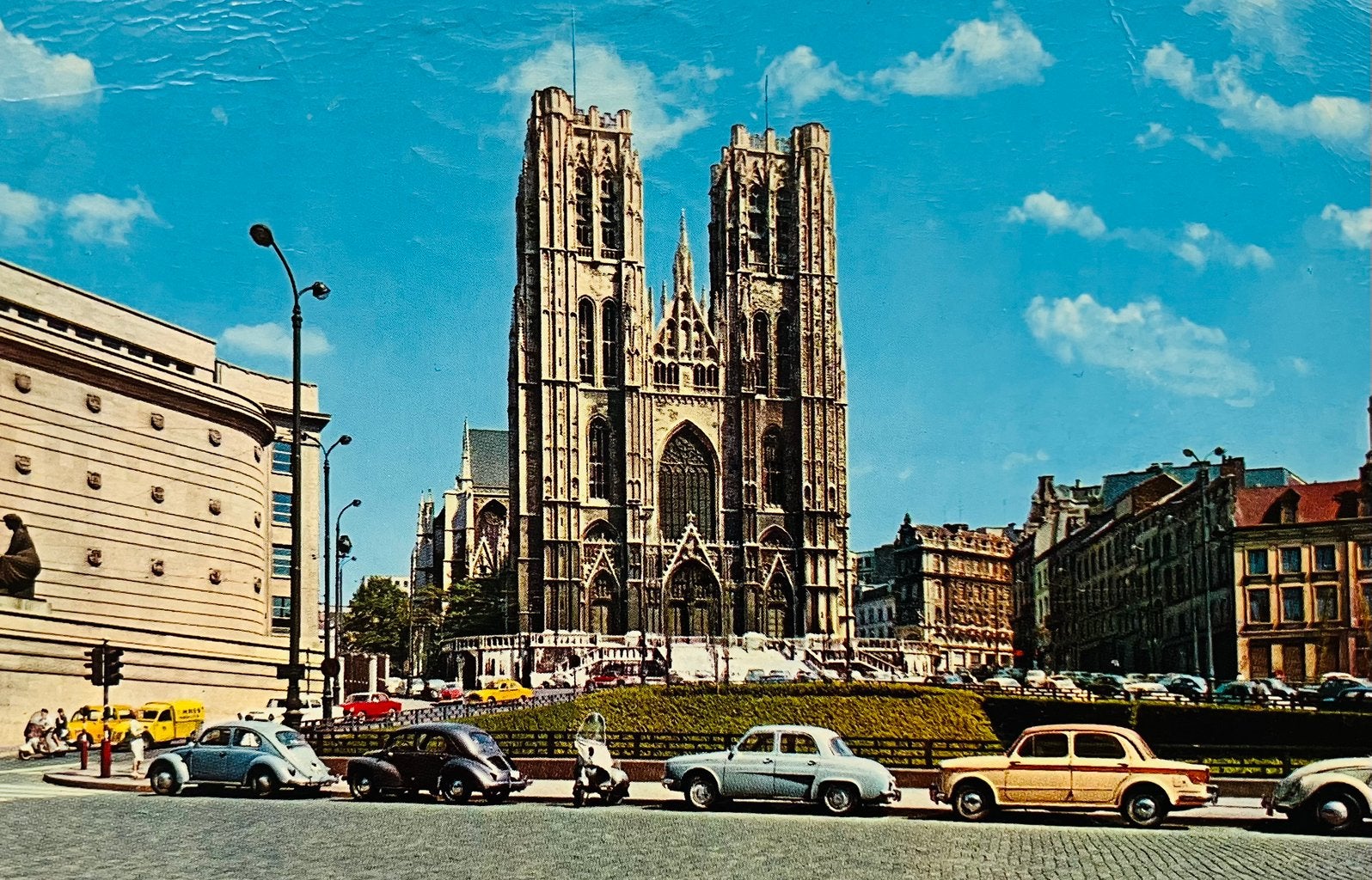 Ansichtkaart met auto’s Renault 4CV-Deuphine-Fiat-VW Kever, Ophalen of Verzenden, 1960 tot 1980, Voertuig