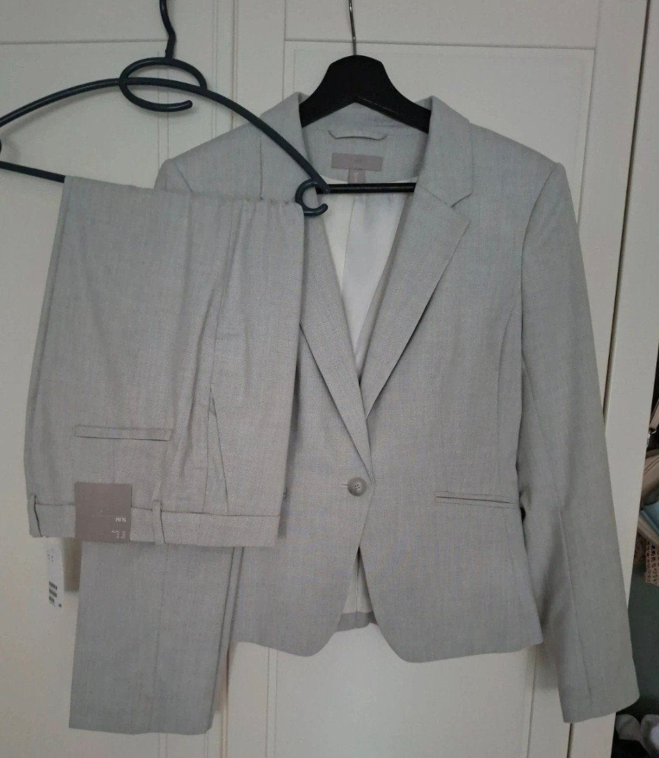 M damespak lichtgrijs – blazer & pantalon – maat 38 – SLIM, Kleding | Dames, Verzenden, Nieuw, Maat 38/40 (M), Grijs