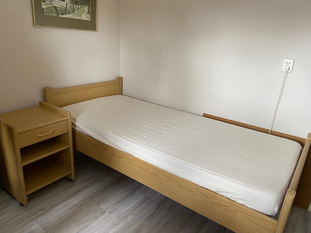 Seniorenbed, Verstelbaar, 90 cm, Ophalen of Verzenden, Zo goed als nieuw