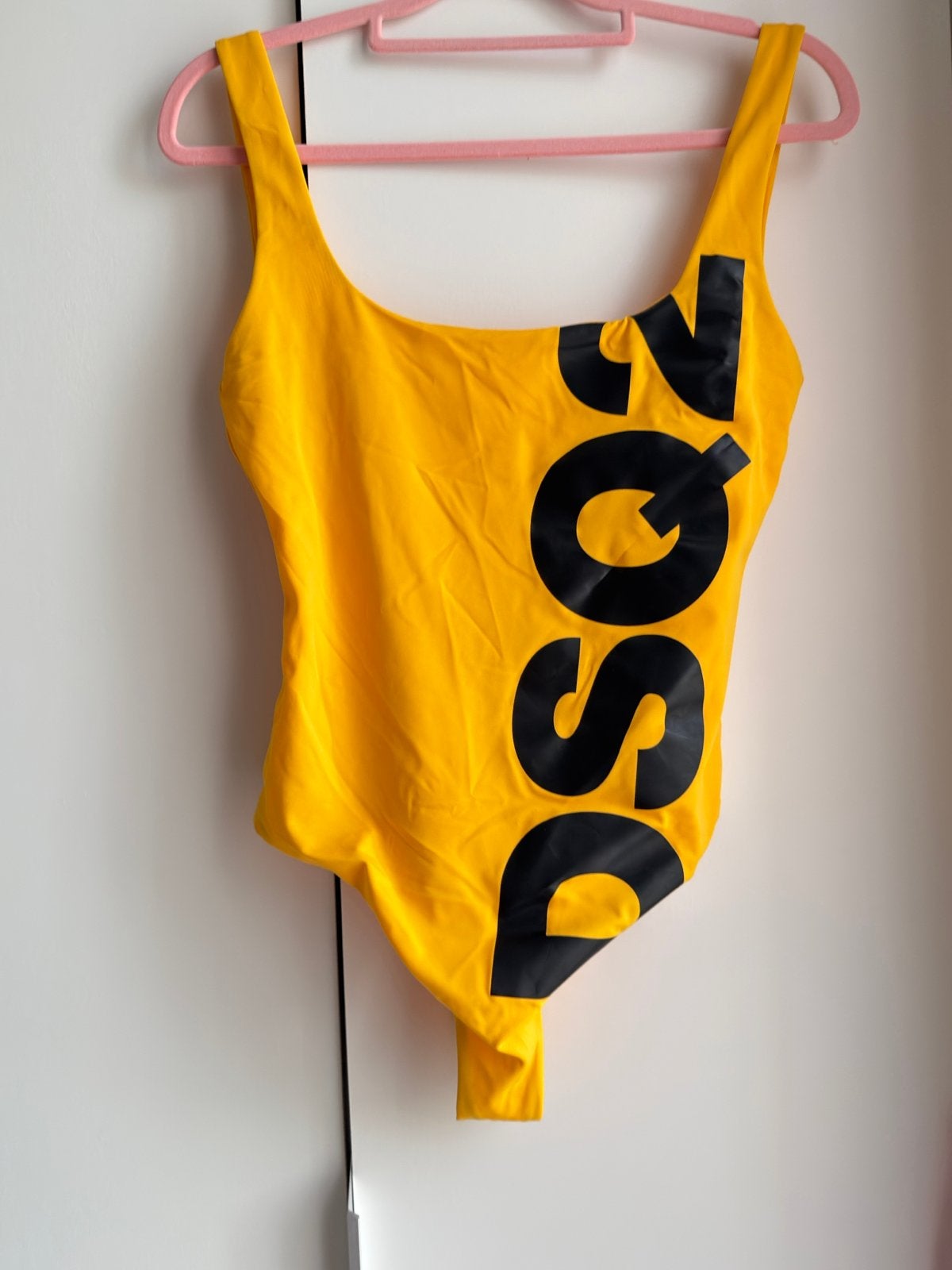 D2 Badpak Geel met Zwart Logo - Zo goed als nieuw, Ophalen of Verzenden, Nieuw, Geel, Badpak