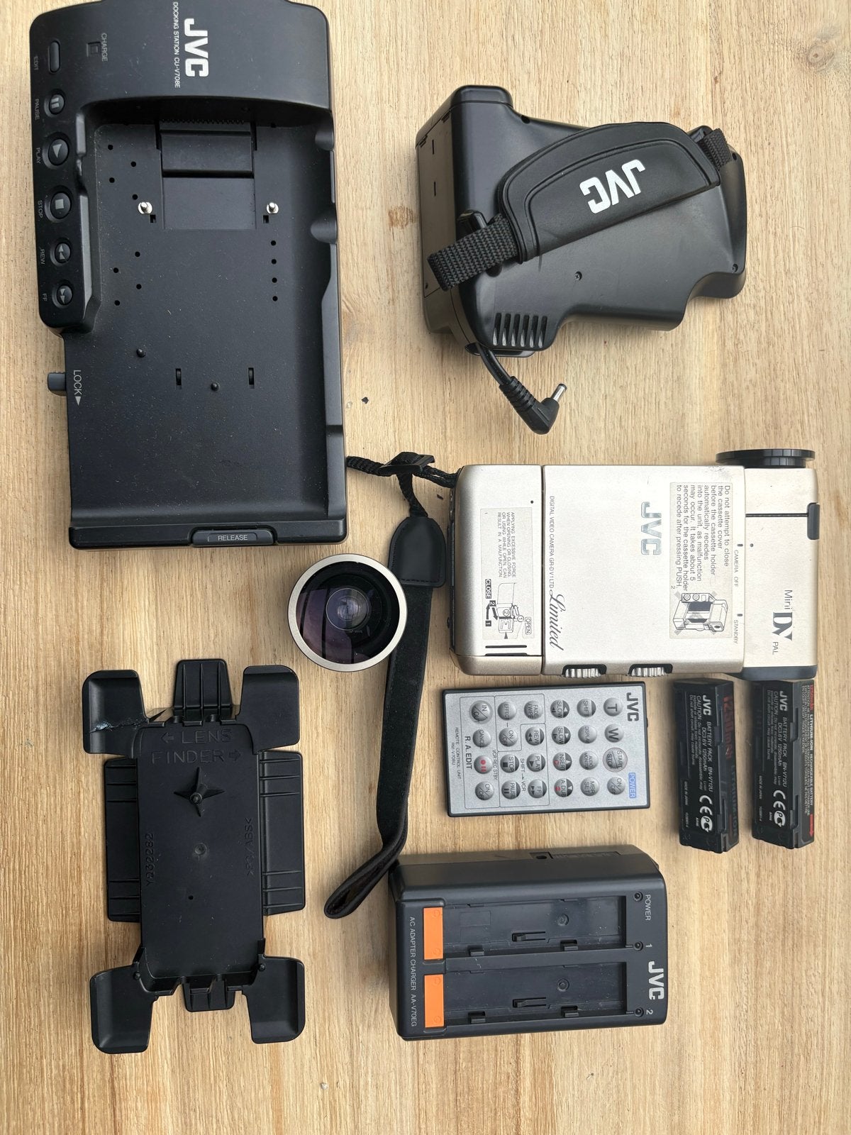JVC Mini digitale videocamera met accessoires, Audio, Tv en Foto, Mini dv, Gebruikt, JVC, The-Thrift-Store@outlook.com