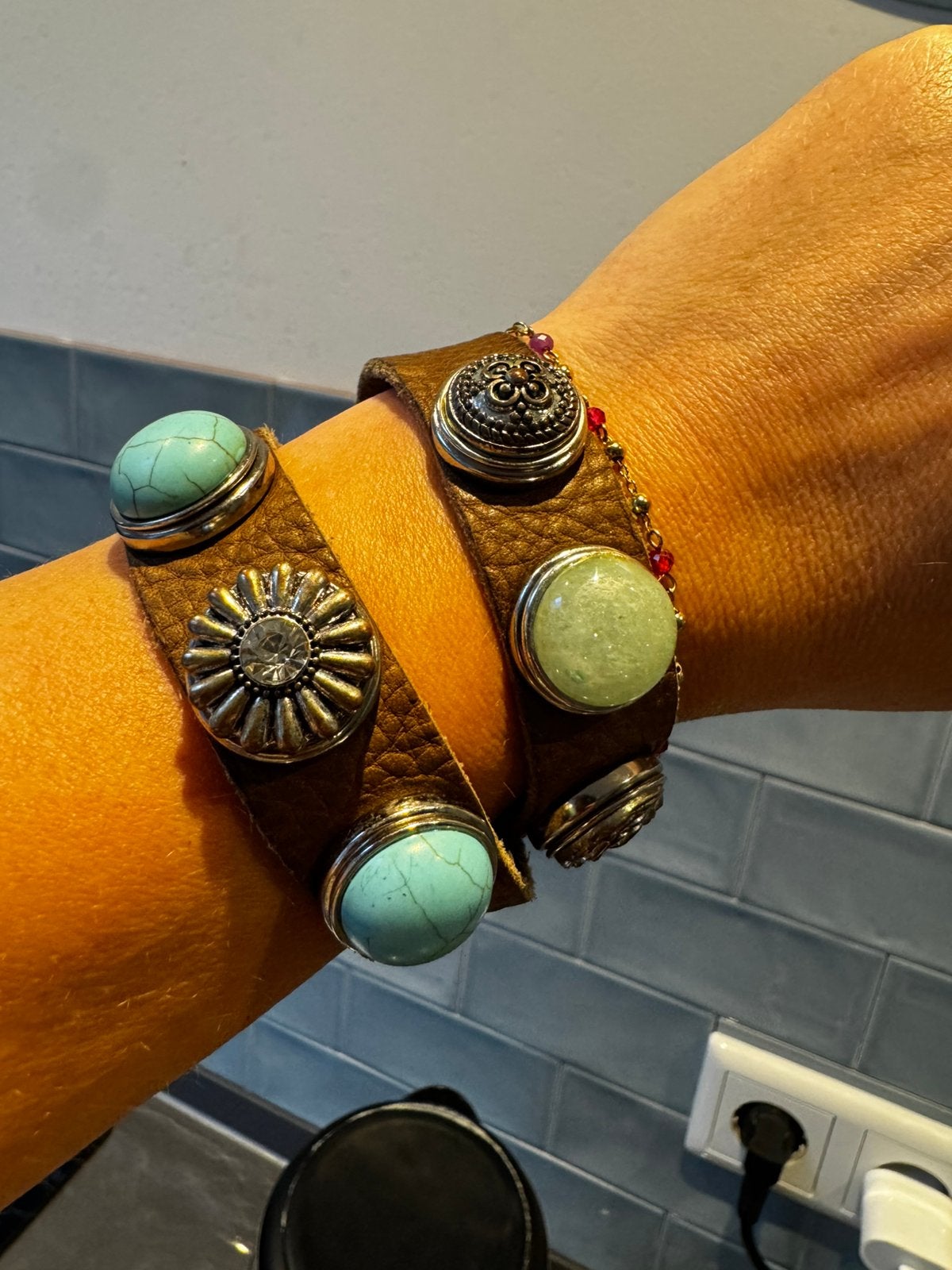 Leren armband met 6 studs in zilver en turkoois, Ophalen of Verzenden, Zo goed als nieuw, Zilver, Leer