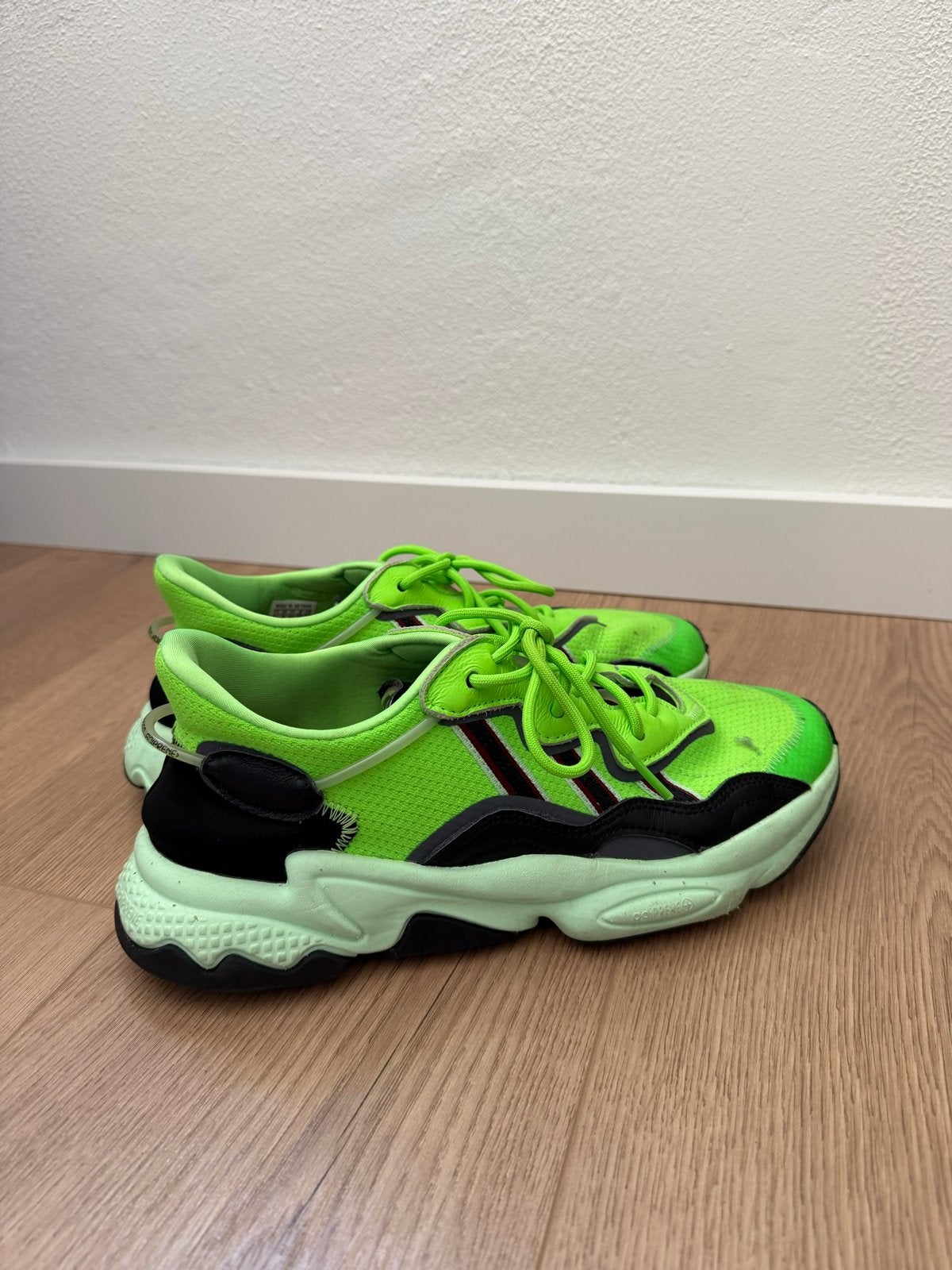Adidas Sneakers Maat 43 - Neon Groen, Ophalen of Verzenden, Gedragen, Overige kleuren, Sneakers of Gympen