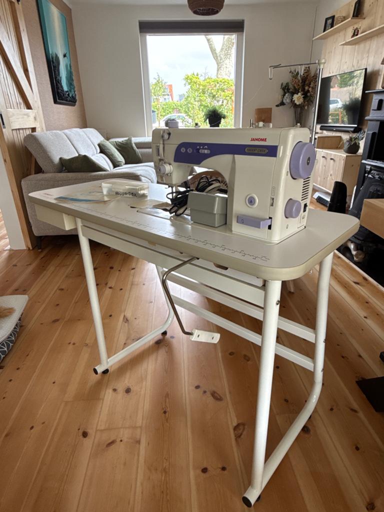 Janome 1600P-DBX Semi-Industriële Naaimachine met Tafel, Hobby en Vrije tijd, Naaimachines en Toebehoren, Zo goed als nieuw, Naaimachine
