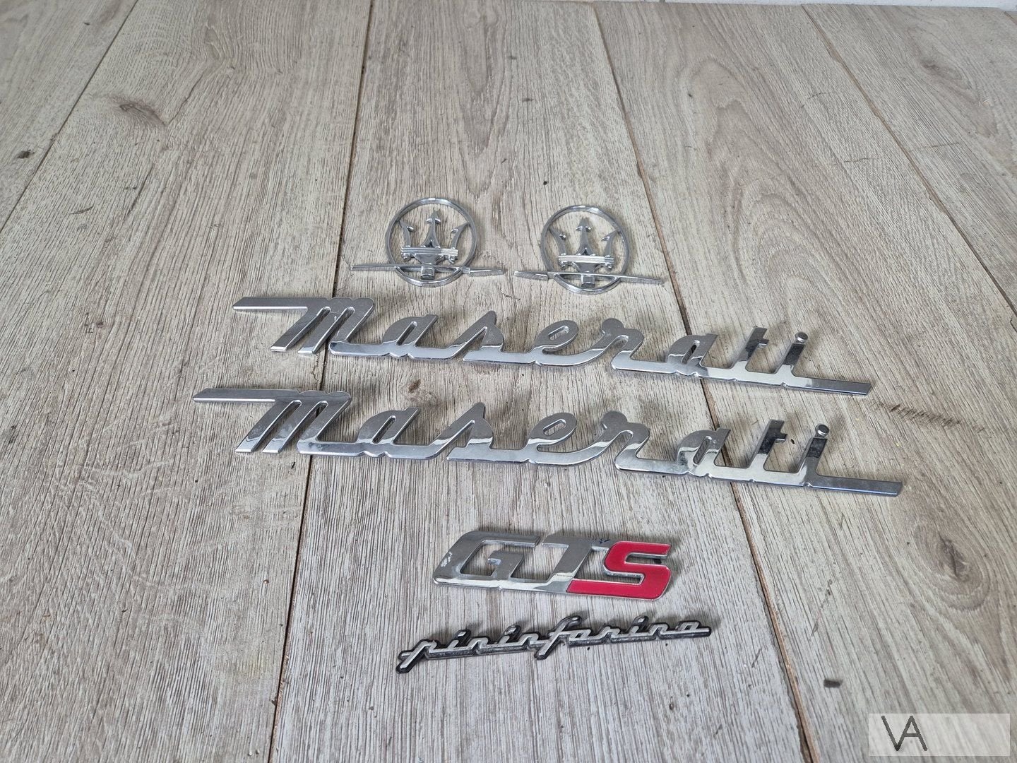 Maserati Quattroporte 2004 - 2012 embleem logo samen €100, Maserati, Gebruikt, -, -